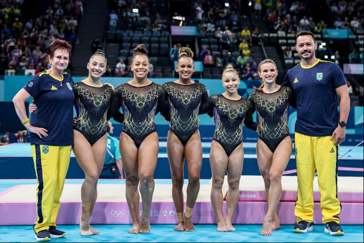 Equipe da ginástica artística feminina do Brasil nas Olimpíadas Paris 2024. Na foto, (E-D) a treinadora Iryna Ilyashenko, Júlia Soares, Lorrane Oliveira, Rebeca Andrade, Flavia Saraiva e Jade Barbosa e o treinador Francisco Porath Neto posam para foto