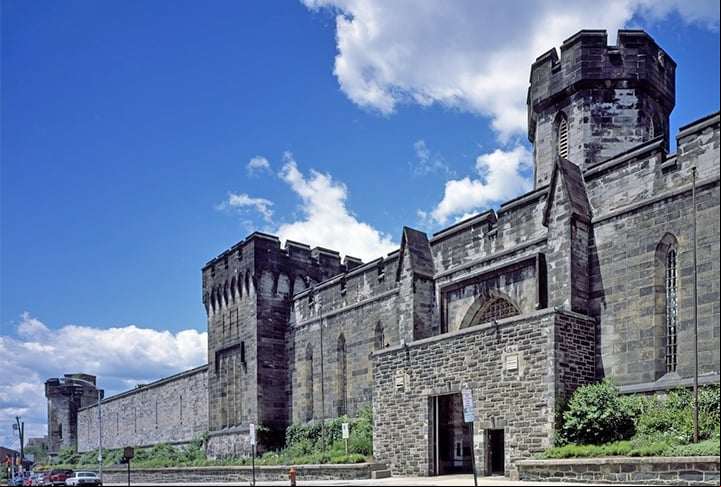 A Penitenciária Estatal do Leste, nos Estados Unidos, está abandonada desde 1971 e já abrigou grandes criminosos como o gangster Al Capone. Os presos viviam em um verdadeiro isolamento, apenas com uma Bíblia e tarefas para ocupar o tempo. Nem contato com os guardas eles tinham.