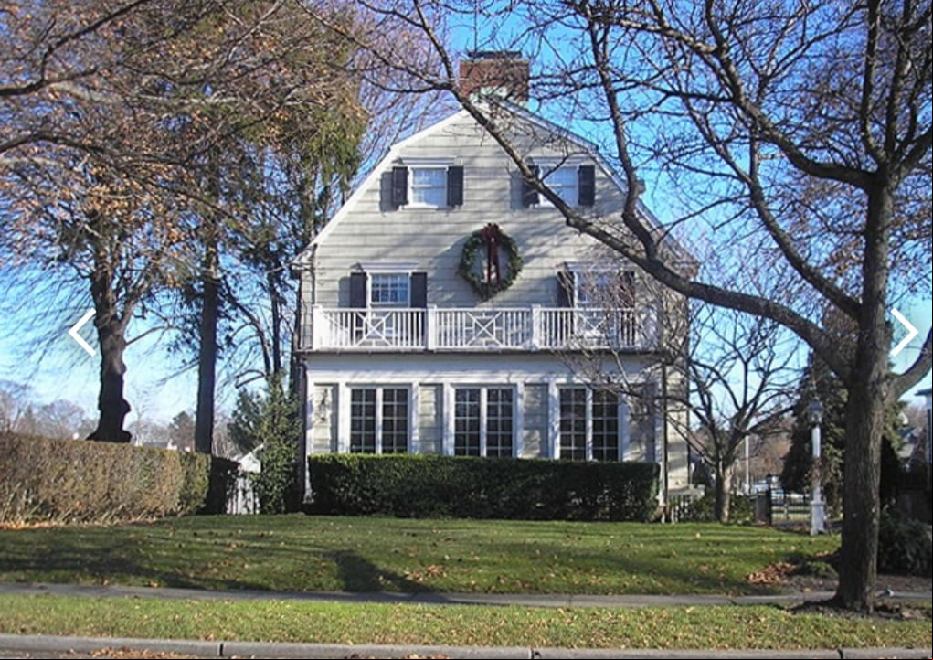 Amityville é uma pequena vila em Nova York (EUA) e se tornou famosa devido a um incidente paranormal que supostamente ocorreu em uma casa nesta vila. O caso mais notório é conhecido como o Massacre de Amityville. Em 1974, um jovem matou sua família inteira a tiros nesta casa. Um ano depois, um casal comprou a casa e disse que houve uma série de eventos paranormais perturbadores.