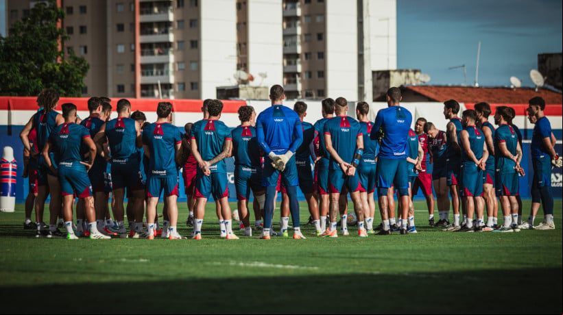 Técnico Vojvoda conversa com jogadores no gramado em treino do Fortaleza no Centro de Excelência Alcides Santos 