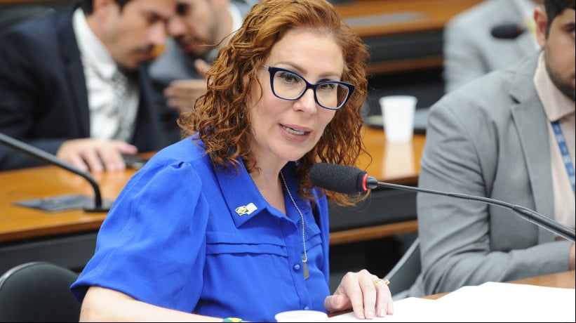 A deputada Carla Zambelli foi condenada também a perder o mandato